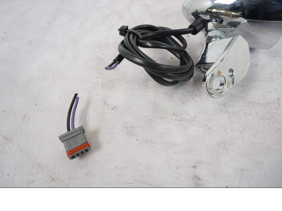 Snett nerifrån på Blinkers från en H-D Softail Sport Glide FLSB -2022 motorcykel.