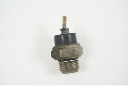 Snett uppifrån på Vattentermostatgivare från en Honda CBR 125 R -2006 motorcykel.