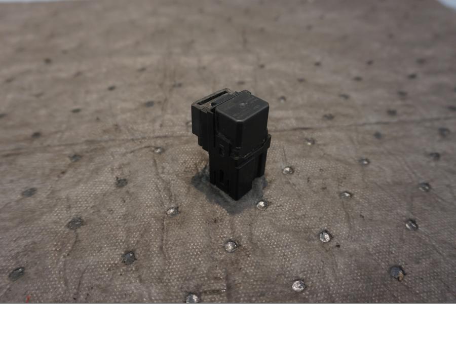 Framsidan på Relä från en Yamaha FJR 1300 -2004 motorcykel.