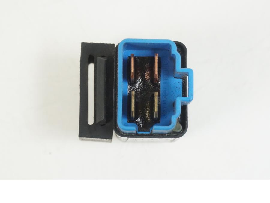 Snett nerifrån på Relä från en Honda CBR 125 R -2006 motorcykel.