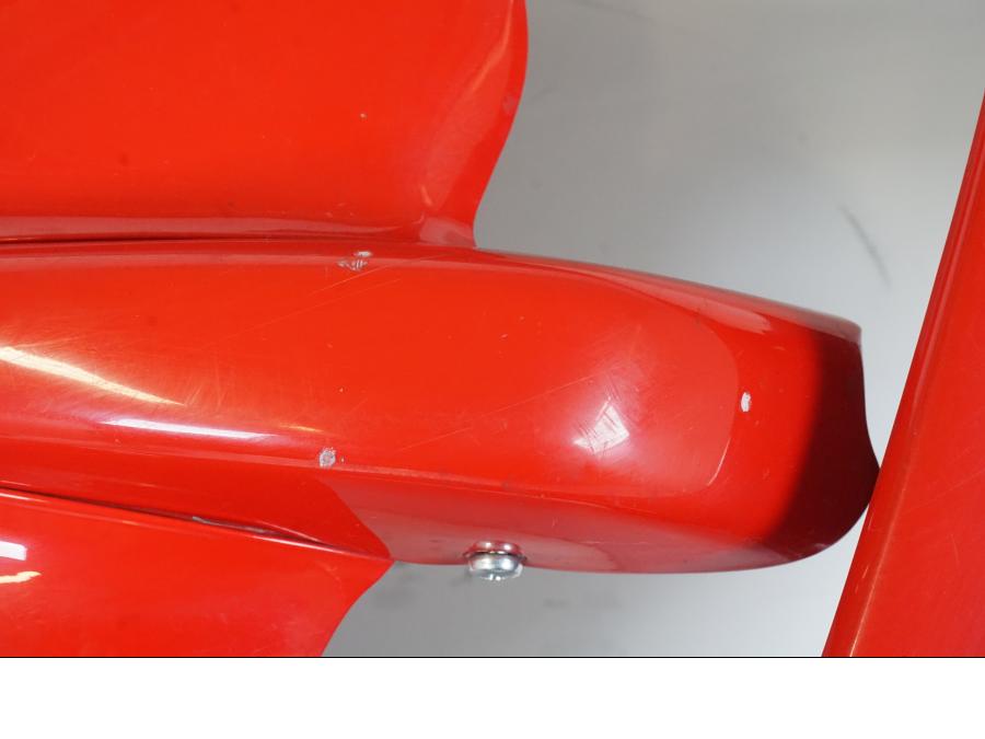 Snett nerifrån på Sidkåpa från en Honda CBR 1000 F -1999 motorcykel.