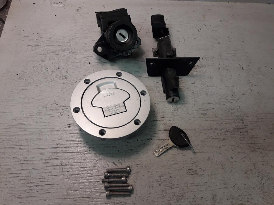 Framsidan på Låssats från en BMW K 1200 S -2008 motorcykel.