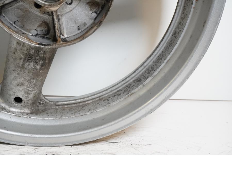 Höger sida på Fälg från en Suzuki SV 650 -2003 motorcykel.