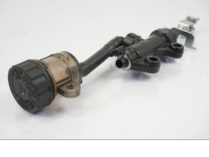 Snett nerifrån på Bromshuvudcylinder från en Triumph Trident -2021 motorcykel.