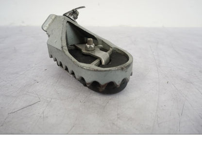 Snett nerifrån på Fotpinne från en KTM 640 SM -2005 motorcykel.