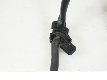 Snett nerifrån på Gasreglage från en Triumph Speed Triple -2021 motorcykel.