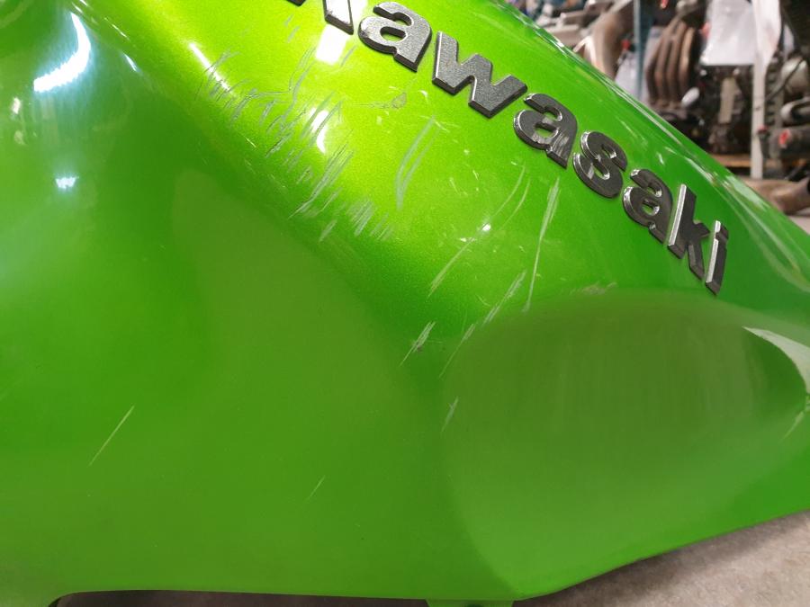 Extrabild2 på Bensintankskåpa från en Kawasaki ZX-12R -2000 motorcykel.