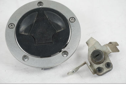 Baksidan på <p>Låssats från Kawasaki Z750 ABS 2008.</p>

<p>1st nyckel, tändningslås, tanklock, sadellås, cdi och imob.</p> motorcykel.