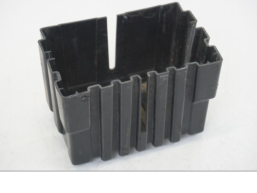 Framsidan på Batterihållare från en Honda CB 750 -2002 motorcykel.