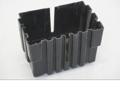 Framsidan på Batterihållare från en Honda CB 750 -2002 motorcykel.