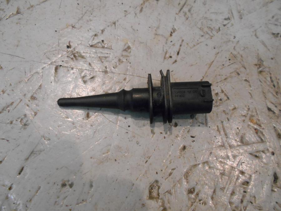 Framsidan på Temperatursensor från en BMW K 1300 R -2009 motorcykel.