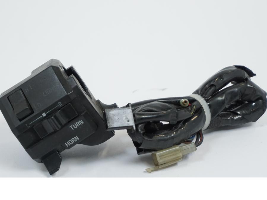 Framsidan på Styrelreglage från en Kawasaki GPZ 900 -1989 motorcykel.