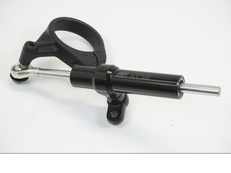 Baksidan på Styrdämpare från en KTM 1190 Adventure -2013 motorcykel.