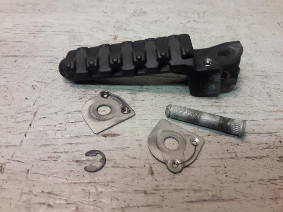 Framsidan på Fotpinne från en KTM 1290 Super Duke -2016 motorcykel.