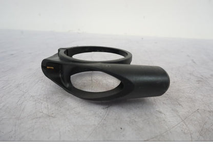 Snett uppifrån på Blinkersfäste från en KTM 1290 Super Duke R -2023 motorcykel.