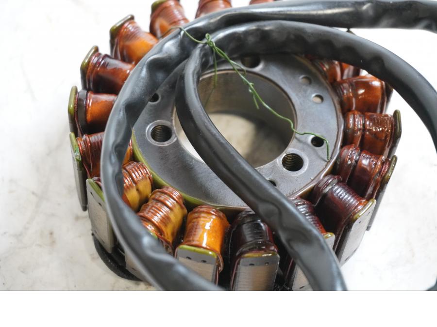 Baksidan på Generator från en Suzuki GSX-R 750 -1999 motorcykel.