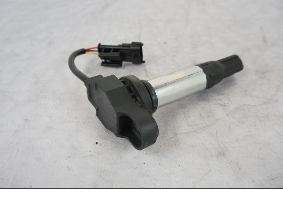 Framsidan på Tändspole från en KTM 1290 Super Duke R -2021 motorcykel.