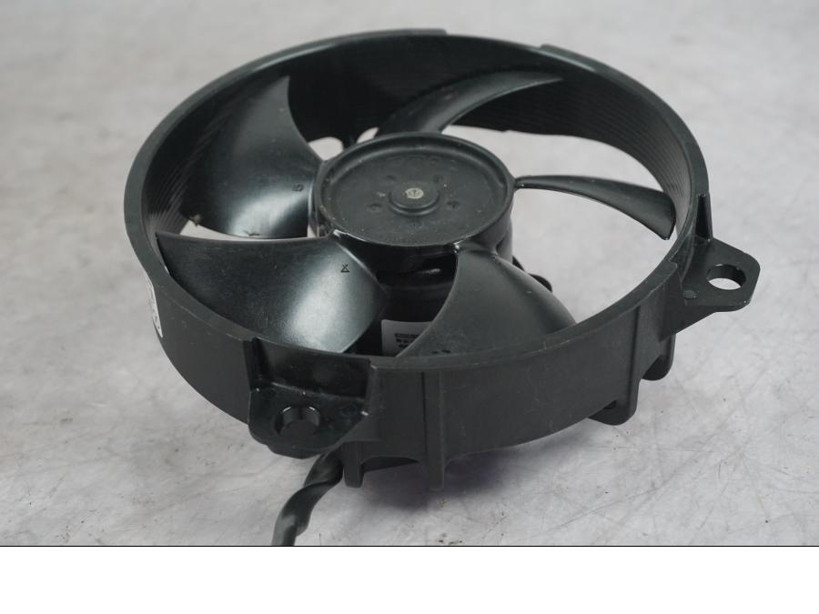 Vänster sida på Vattenkylfläkt från en Ducati Multistrada V4 -2024 motorcykel.