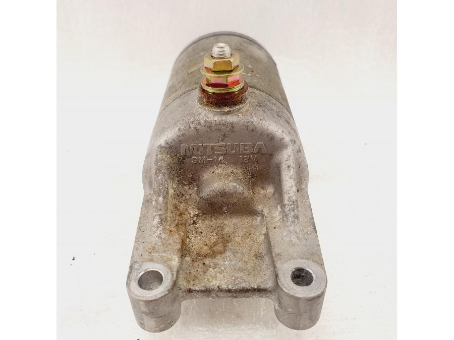 Vänster sida på Startmotor från en Honda CBR 900 RR -2003 motorcykel.