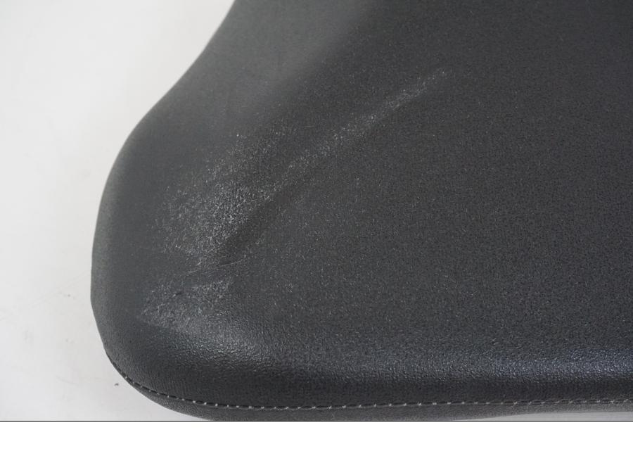 Höger sida på Sadel från en Suzuki GSX-R 750 -2001 motorcykel.