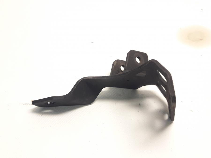 Baksidan på Fotpinnefäste från en BMW F 650 GS -2002 motorcykel.