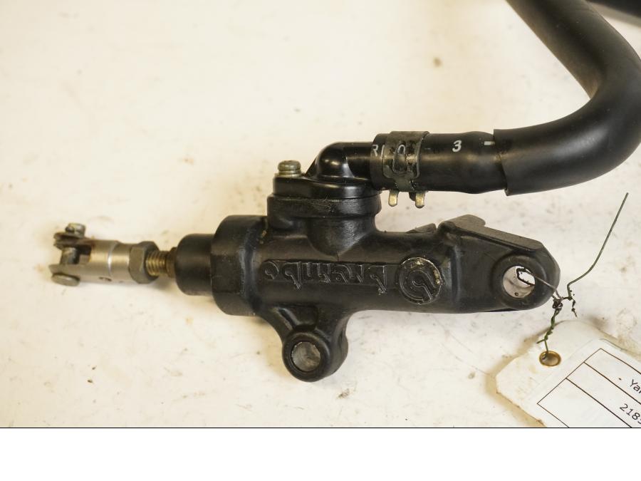 Höger sida på Bromshuvudcylinder från en Yamaha FJR 1300 -2001 motorcykel.