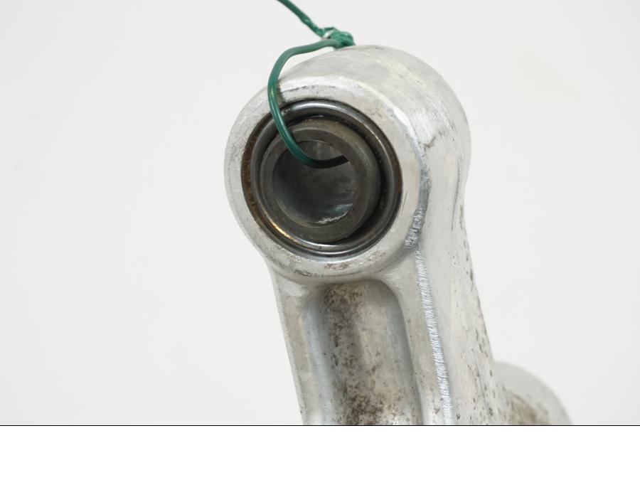 Snett nerifrån på Stötdämparlänkage från en Suzuki GSX 600 F -2000 motorcykel.