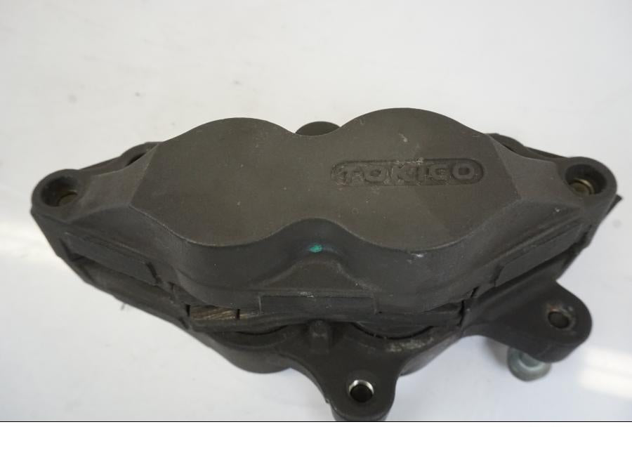 Snett nerifrån på Bromsok från en BMW R 1150 RS -2003 motorcykel.