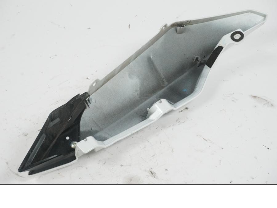 Snett nerifrån på Bakvinge från en Yamaha XJ 6 -2011 motorcykel.