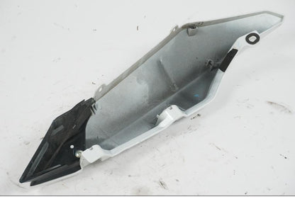 Snett nerifrån på Bakvinge från en Yamaha XJ 6 -2011 motorcykel.