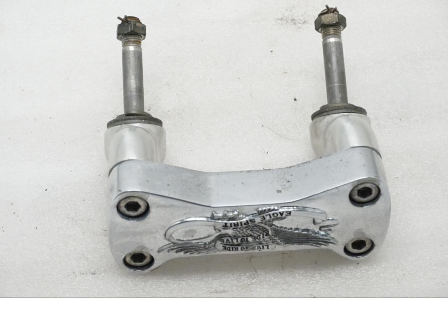 Framsidan på Styrfäste från en Yamaha XV 1100 -1997 motorcykel.