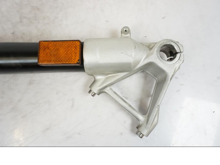 Baksidan på Gaffelben från en BMW R 1250 GS -2019 motorcykel.