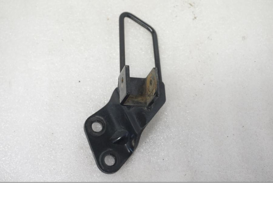 Framsidan på Fotpinnefäste från en Suzuki VL 800 -2004 motorcykel.