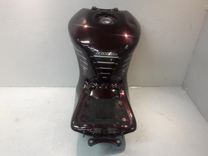 Baksidan på Bensintank från en Kawasaki GTR 1400 -2012 motorcykel.