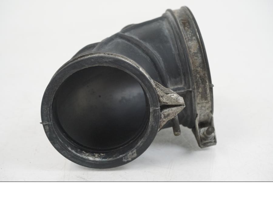 Snett nerifrån på Luftrör från en Suzuki VS 1400 -1999 motorcykel.