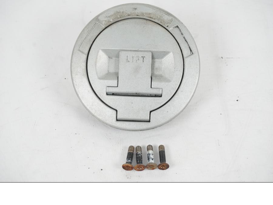 Snett nerifrån på <p>Låssats från BMW R 1200 R 2007.</p>

<p>Tändningslås, antenn, tanklock, sadellås och 1st nyckel.</p> motorcykel.