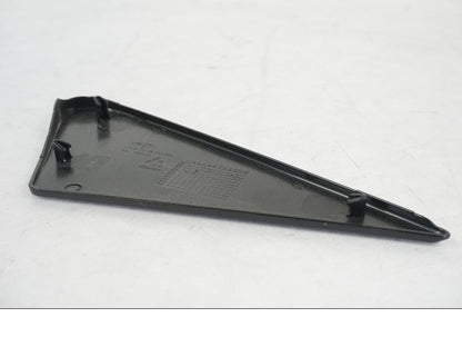 Höger sida på Sidopanel från en KTM 1290 Super Duke R -2022 motorcykel.