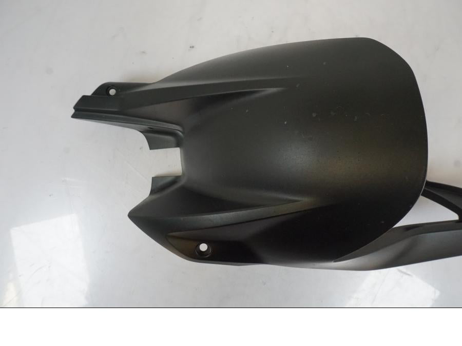 Vänster sida på Svingskärm från en KTM 1290 Super Duke -2019 motorcykel.