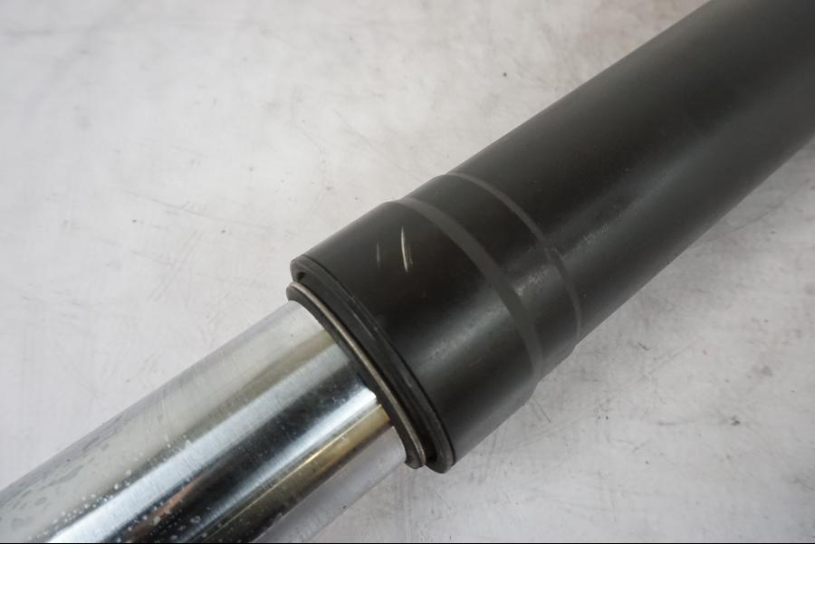 Snett uppifrån på Gaffelben från en KTM 690 Duke -2014 motorcykel.