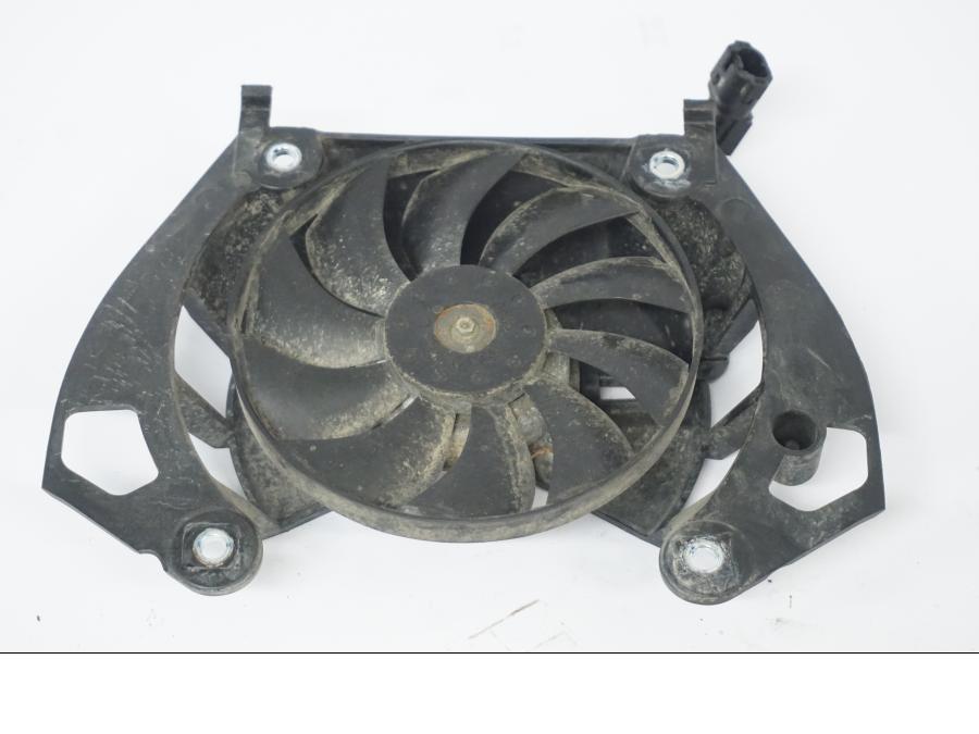 Framsidan på Vattenkylfläkt från en Honda CB 500 X -2015 motorcykel.