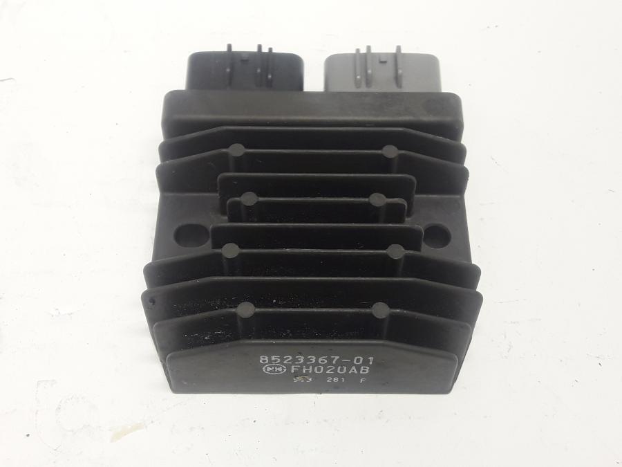 Framsidan på Likriktare från en BMW R 1250 RS -2020 motorcykel.