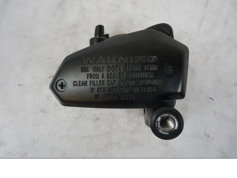 Baksidan på Bromshuvudcylinder från en Kawasaki Z 800 -2014 motorcykel.