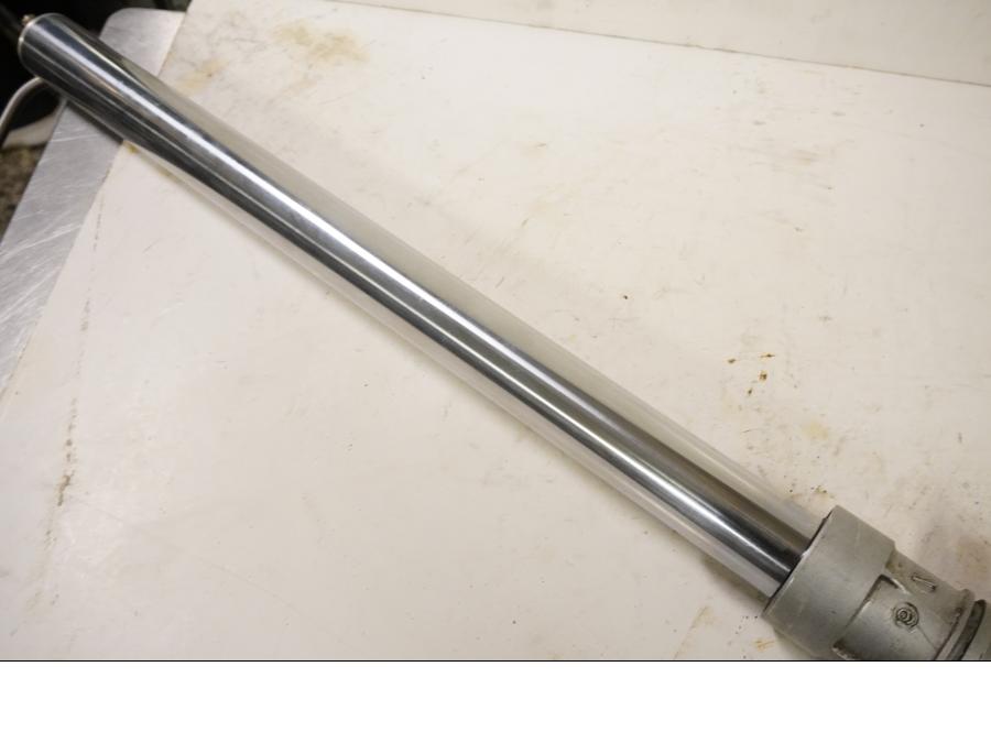 Höger sida på Gaffelben från en Yamaha XT 600 -1990 motorcykel.