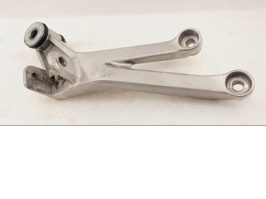 Baksidan på Fotpinnefäste från en Honda CBR 900 RR -2003 motorcykel.