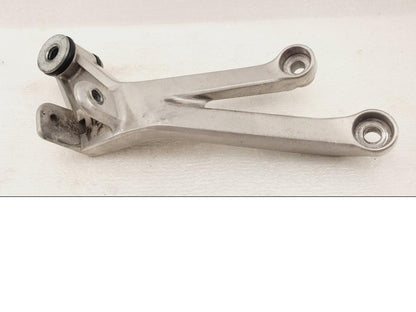 Baksidan på Fotpinnefäste från en Honda CBR 900 RR -2003 motorcykel.