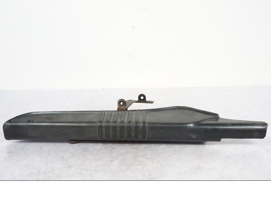 Snett uppifrån på Kedjeskydd från en Kawasaki KL 650A -1987 motorcykel.