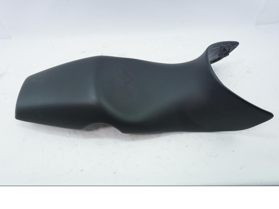 Baksidan på Sadel från en BMW F 650 CS -2002 motorcykel.