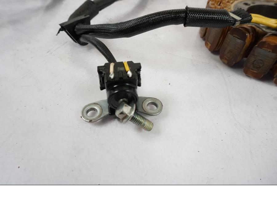 Snett nerifrån på Generator från en Honda CRF 1000 Africa Twin -2016 motorcykel.