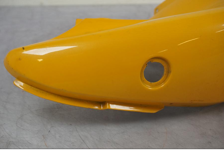 Snett nerifrån på Bakvinge från en Suzuki SV 650 -1999 motorcykel.