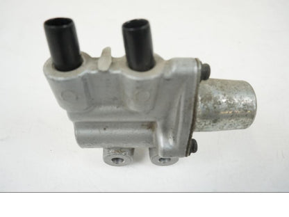 Höger sida på Bromsfördelare från en Honda XL 1000 V -2008 motorcykel.